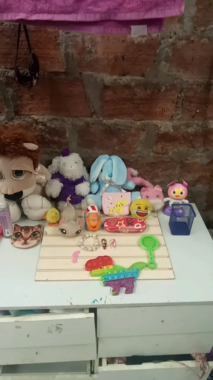Lote de juguetes y peluches variados - 1