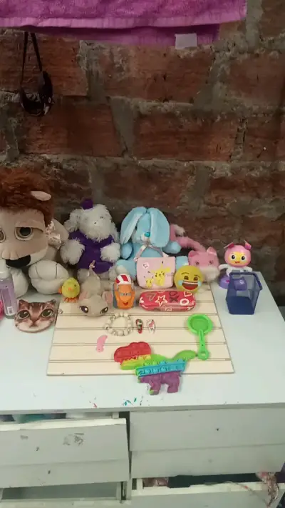 Lote de juguetes y peluches variados - miniatura 1
