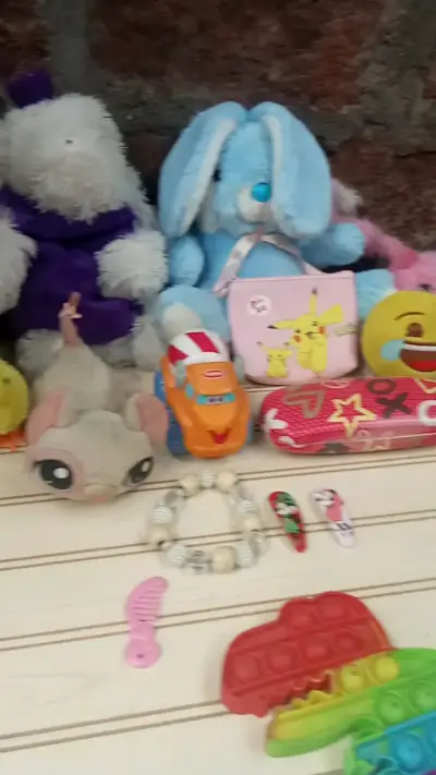 Lote de juguetes y peluches variados - miniatura 4