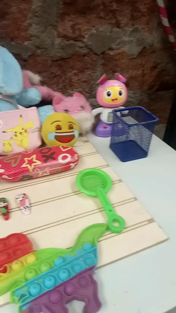 Lote de juguetes y peluches variados - 5