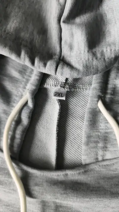 Polerón gris con capucha talla 2XL manga corta - miniatura 2
