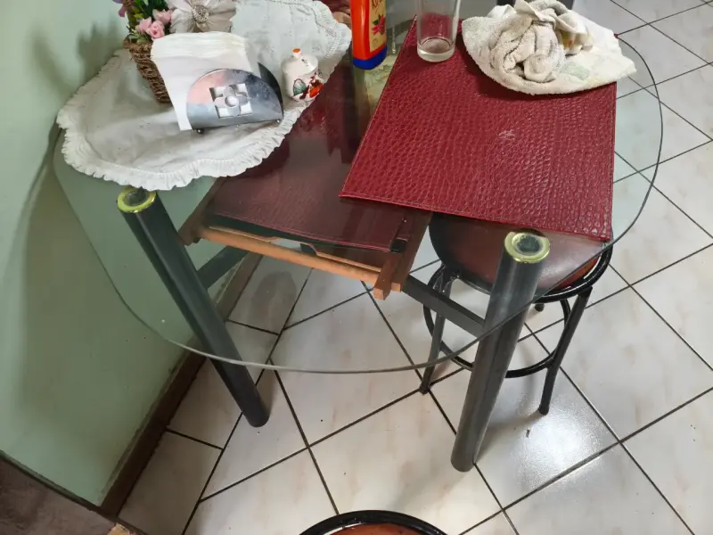 Mesa de vidrio redonda con patas metálicas