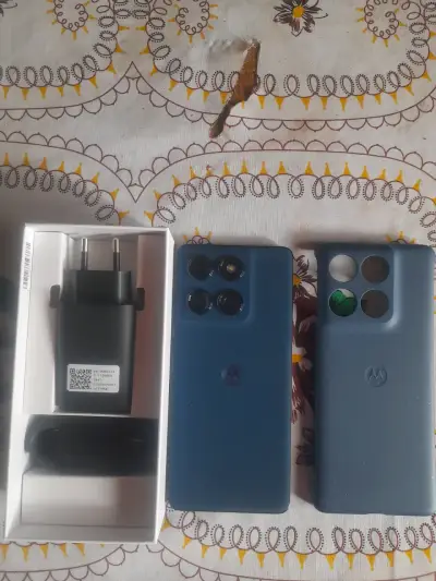 Smartphone Motorola Edge 60 con funda y cargador - miniatura 1