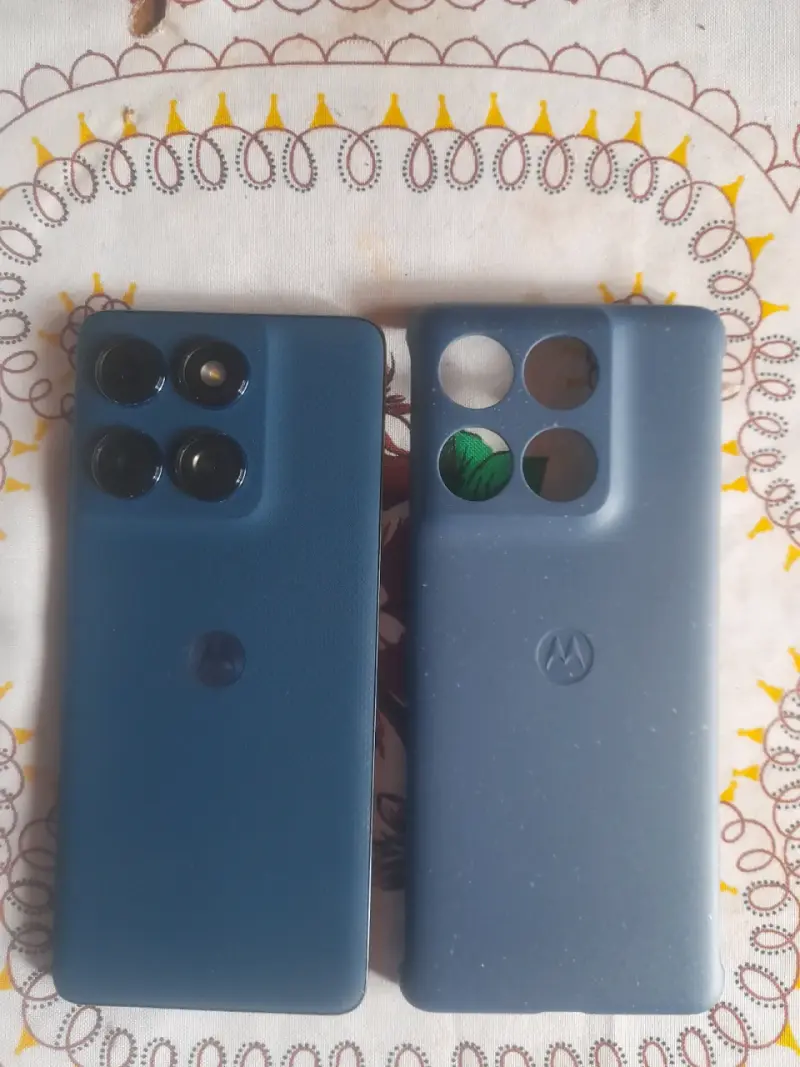 Smartphone Motorola Edge 60 con funda y cargador - 2