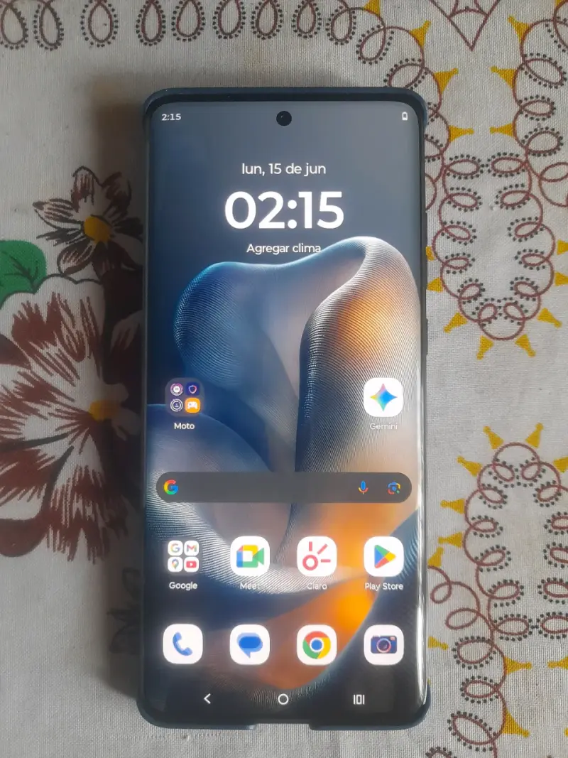 Smartphone Motorola Edge 60 con funda y cargador - 3