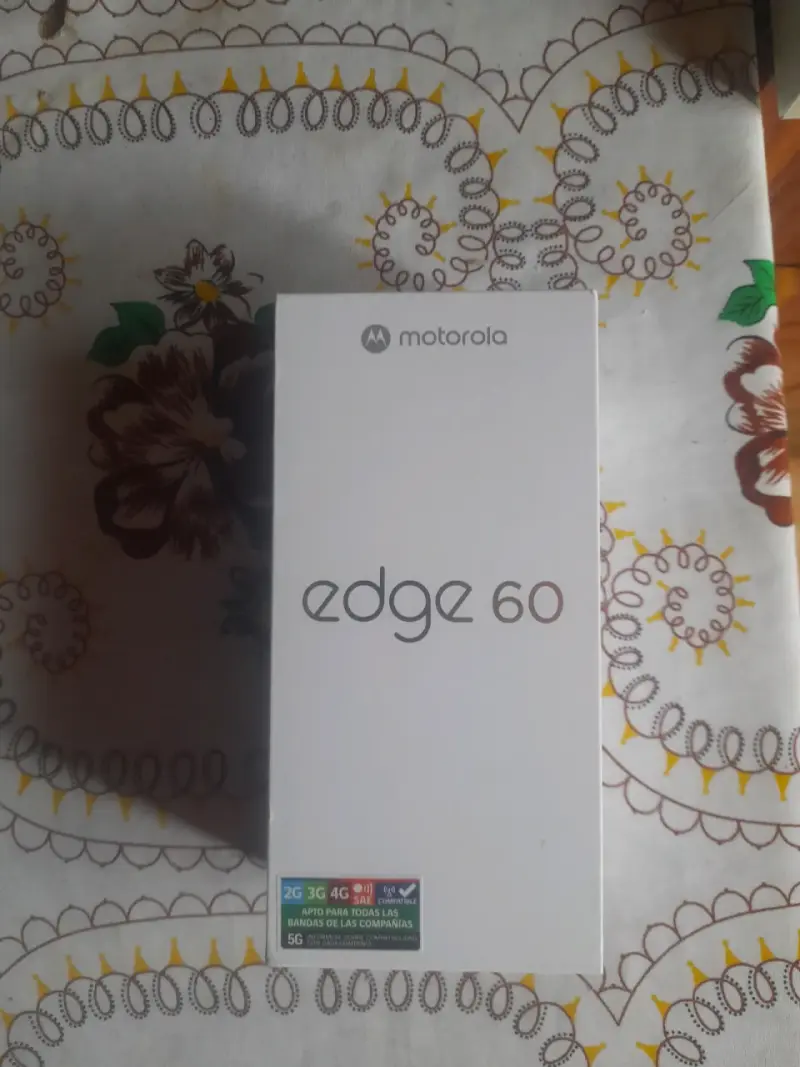 Smartphone Motorola Edge 60 con funda y cargador - 4