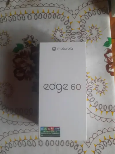 Smartphone Motorola Edge 60 con funda y cargador - miniatura 4