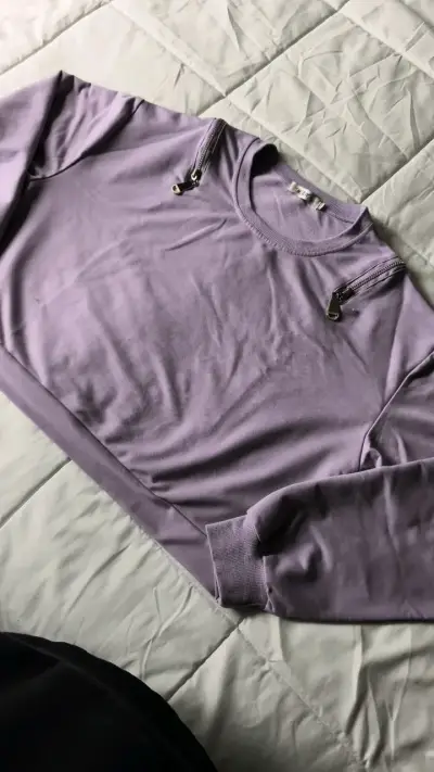 Polerón croptop lila con cierres decorativos - miniatura 1