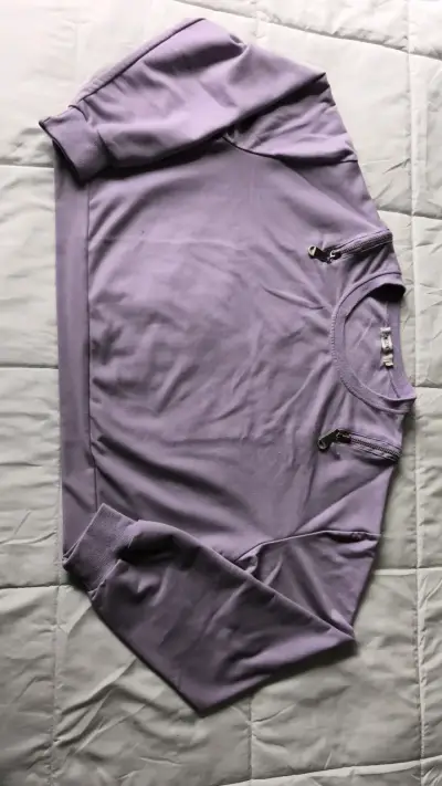 Polerón croptop lila con cierres decorativos - miniatura 2