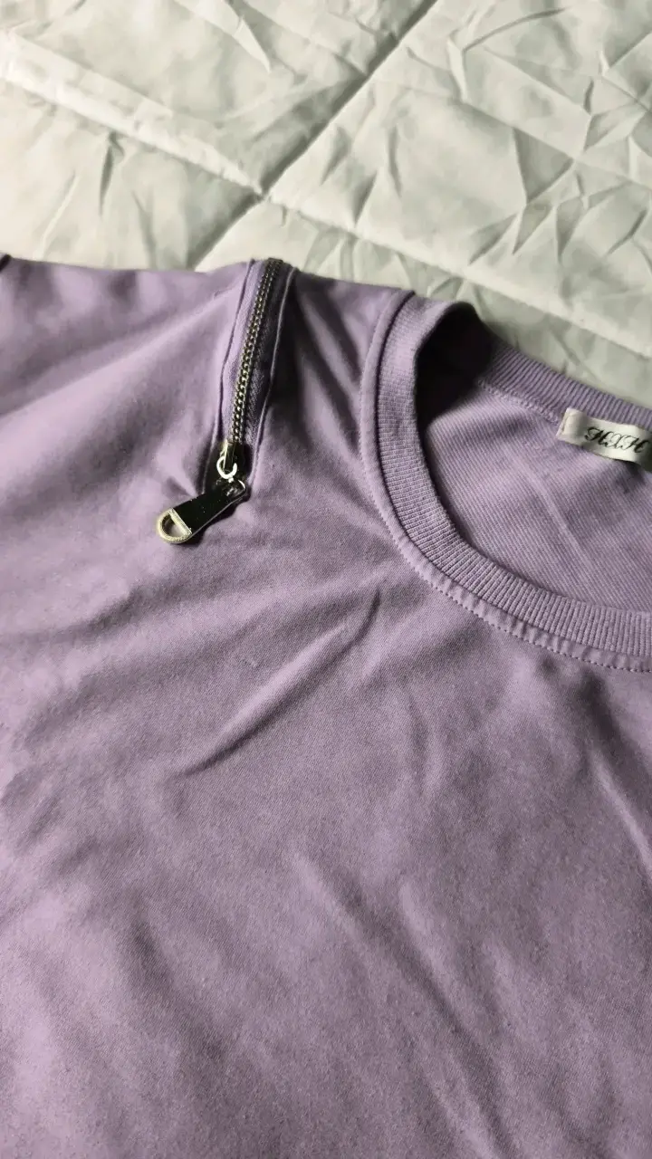 Polerón croptop lila con cierres decorativos - 3
