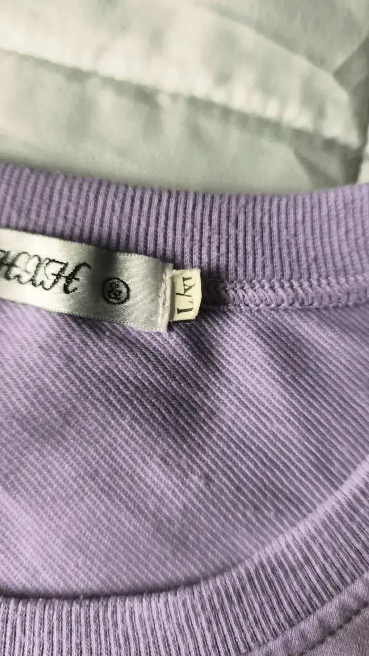 Polerón croptop lila con cierres decorativos - 4