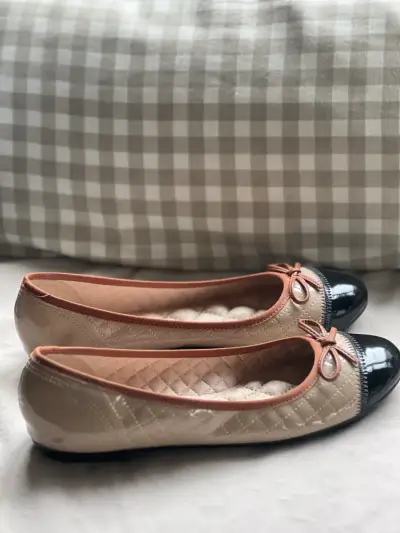 Bailarinas Moleca beige con punta negra - miniatura 1