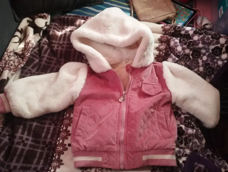 Chaqueta de bebé rosada con capucha talla 3 - 1