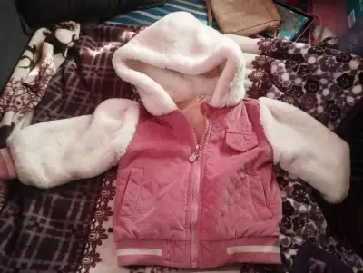 Chaqueta de bebé rosada con capucha talla 3 - miniatura 1