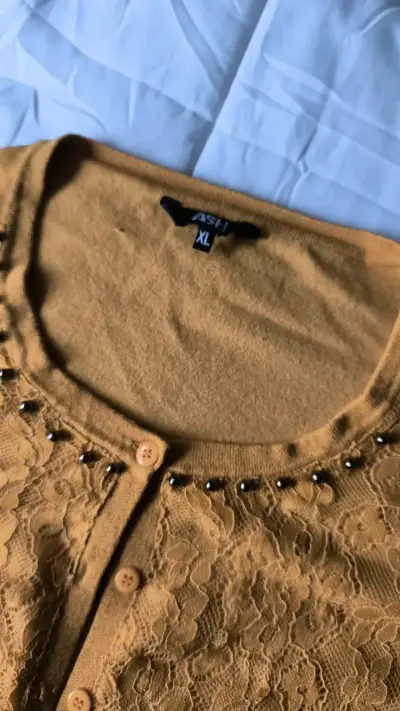 Chaleco mostaza con encaje y perlas - miniatura 4