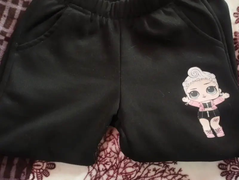 Pantalón negros para niña con diseño de muñeca