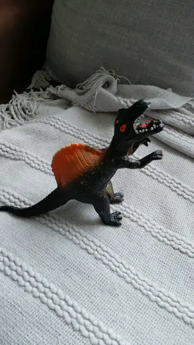 Figura de dinosaurio Spinosaurus de juguete - miniatura 2