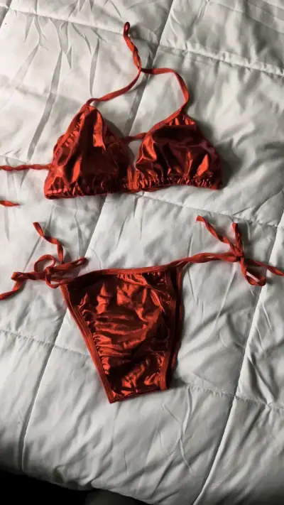 Bikini rojo brillante con tiras ajustables - miniatura 1