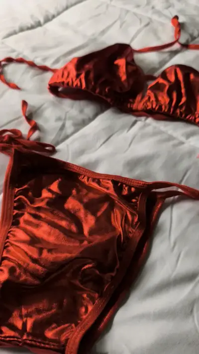 Bikini rojo brillante con tiras ajustables - miniatura 2