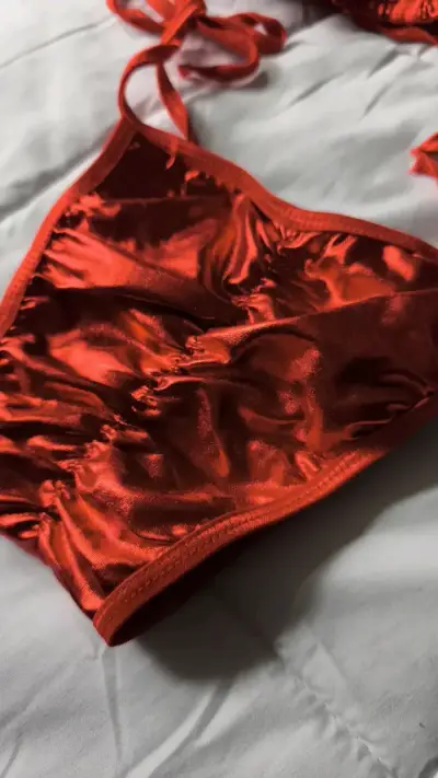 Bikini rojo brillante con tiras ajustables - miniatura 3