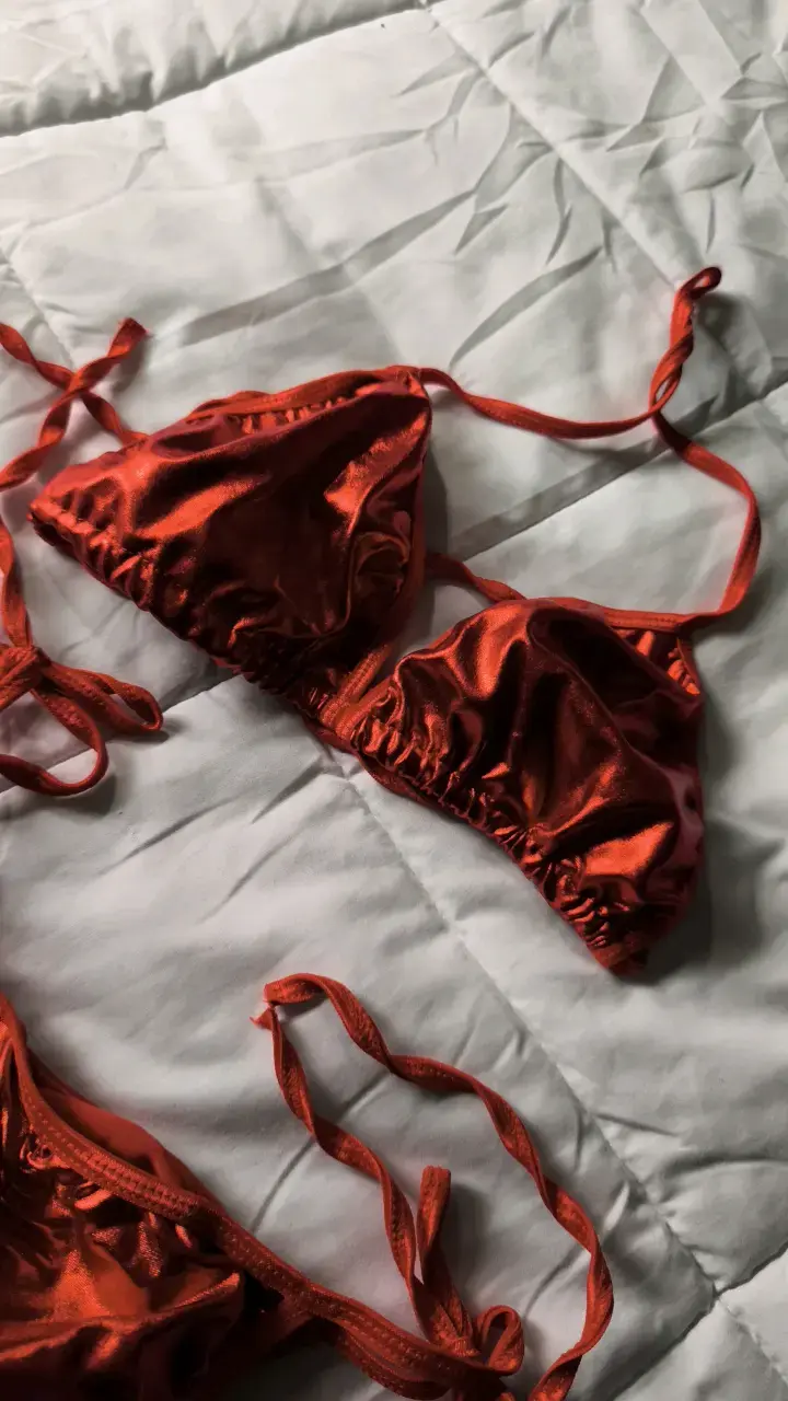 Bikini rojo brillante con tiras ajustables - 4