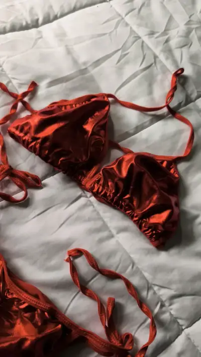 Bikini rojo brillante con tiras ajustables - miniatura 4