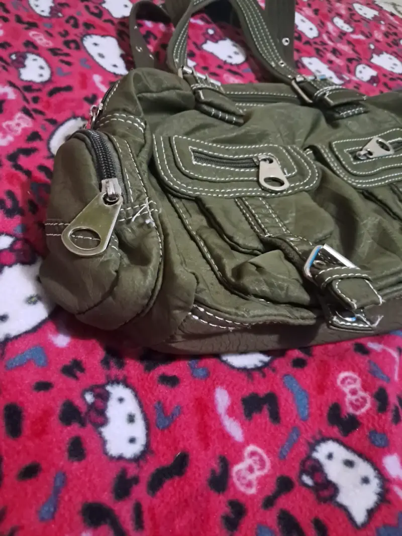 Bolso verde con muchos bosillos - 1