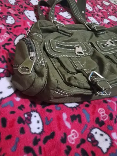 Bolso verde con muchos bosillos - miniatura 1