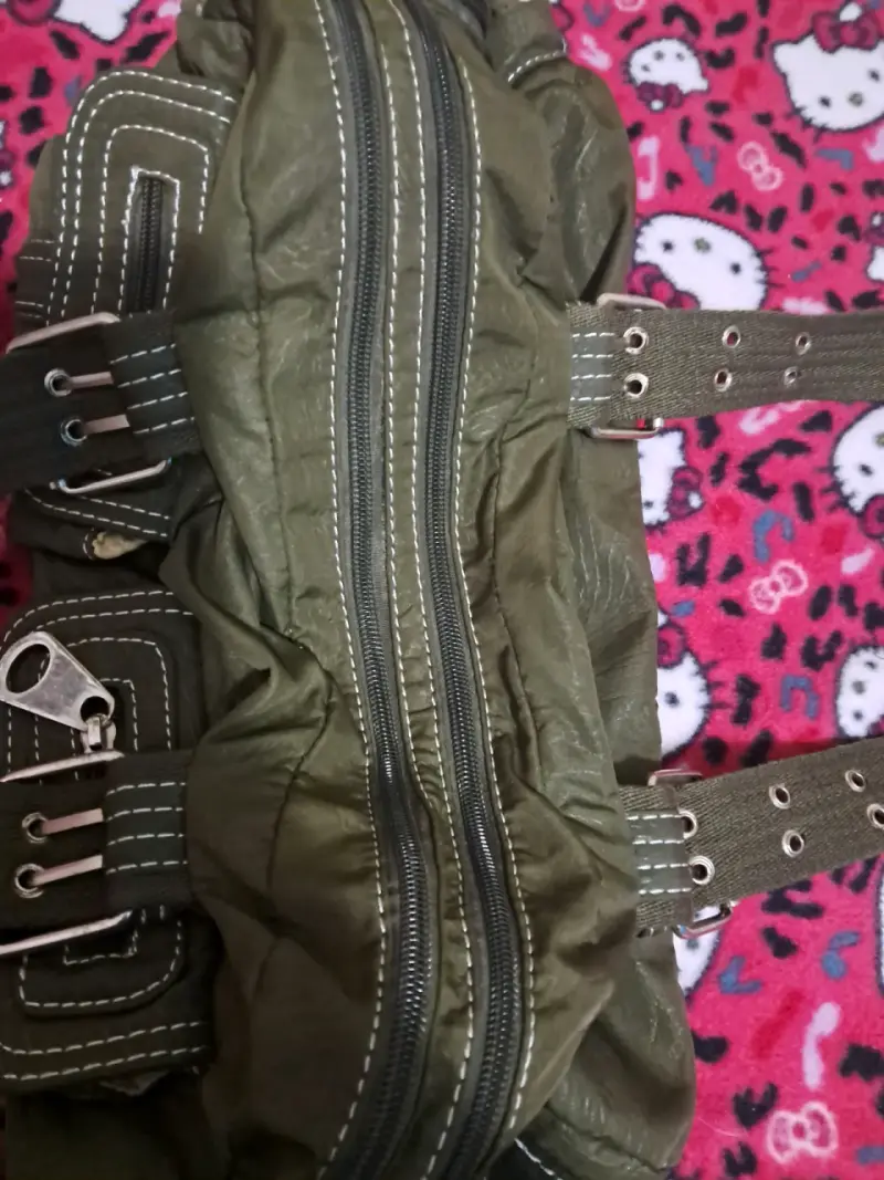 Bolso verde con muchos bosillos - 3