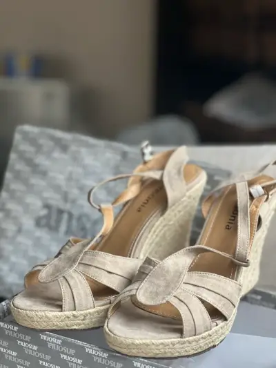 Sandalias de cuña beige Ansonia en buen estado - miniatura 1