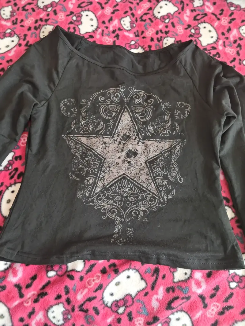 Polera negra con diseño de estrella - 1