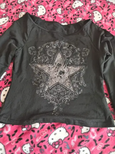 Polera negra con diseño de estrella - miniatura 1