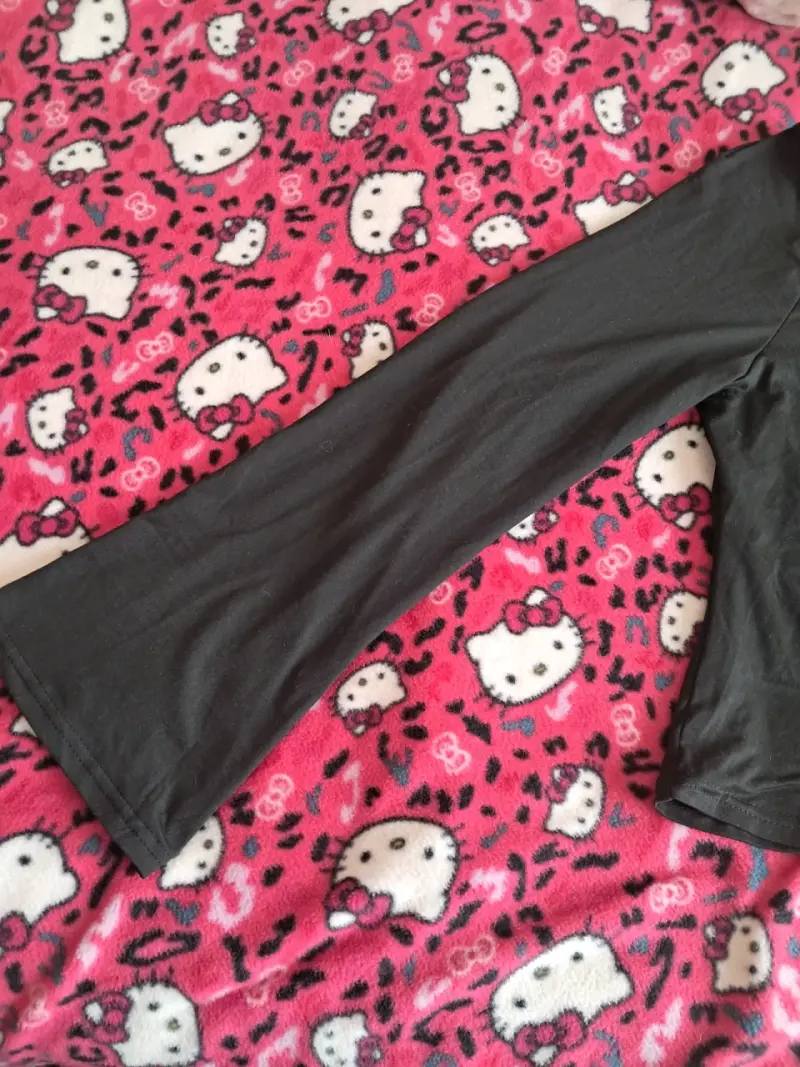 Polera negra con diseño de estrella - 2