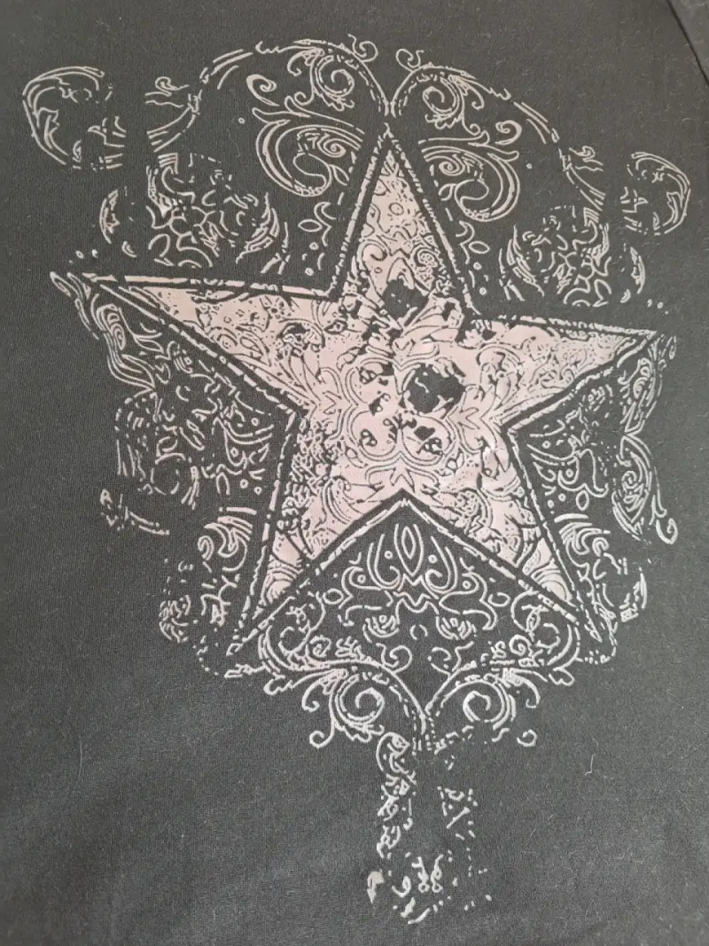 Polera negra con diseño de estrella - 3