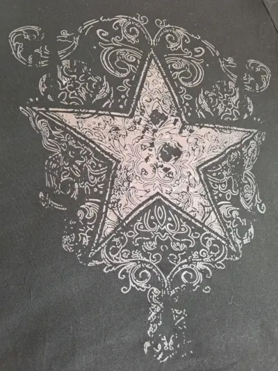 Polera negra con diseño de estrella - miniatura 3