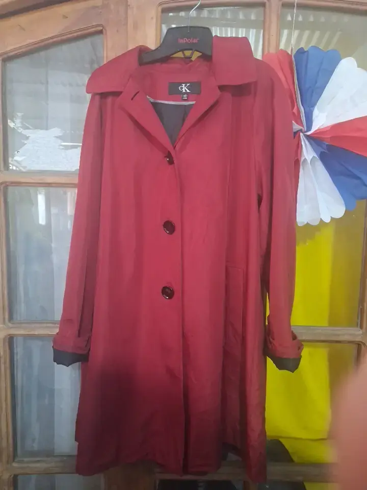 Abrigo rojo con capucha para mujer - 1