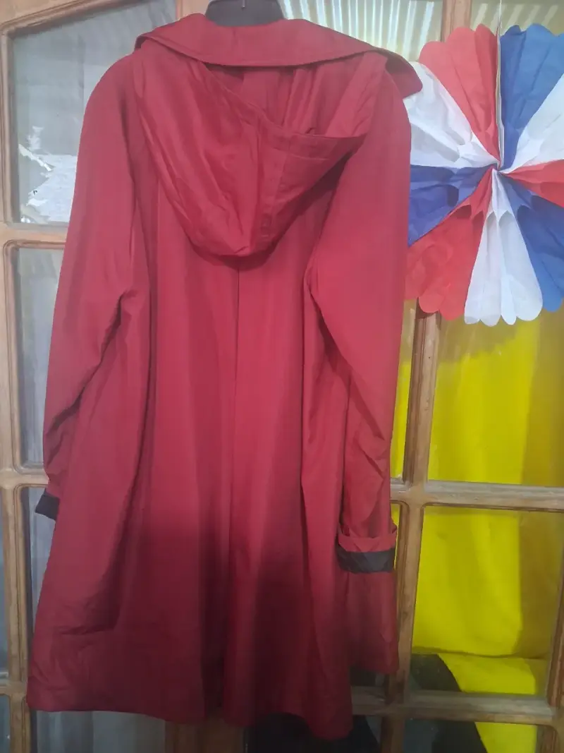Abrigo rojo con capucha para mujer - 2