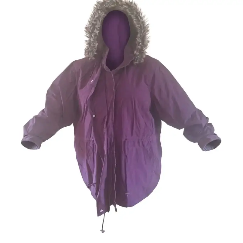 Parka morada con capucha de piel sintética