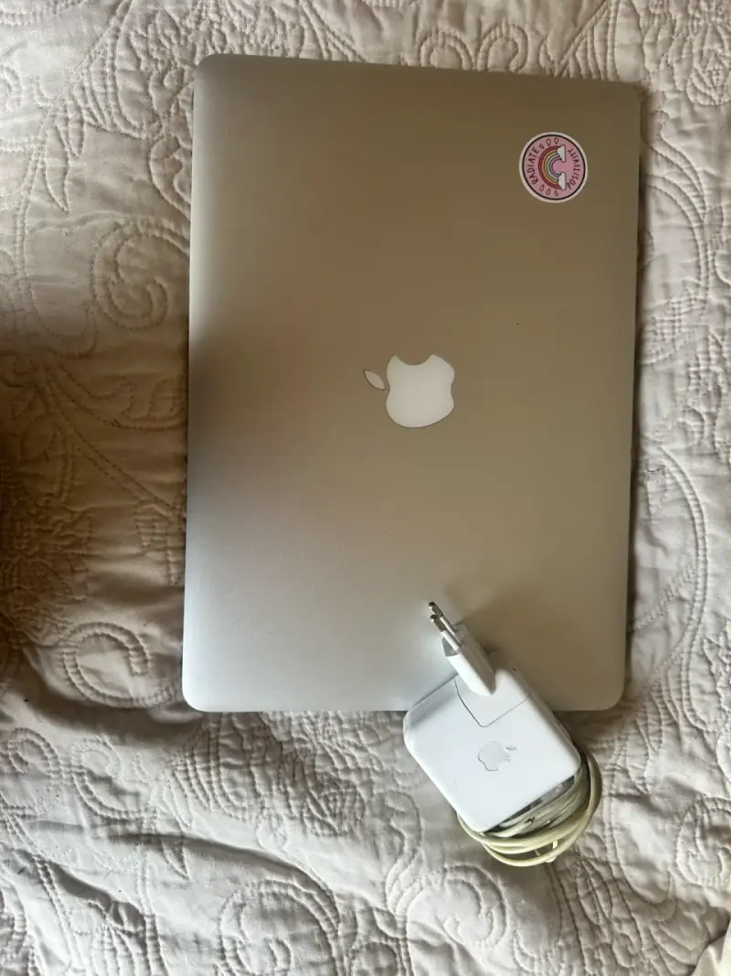 MacBook Air 2015 con cargador original - 1
