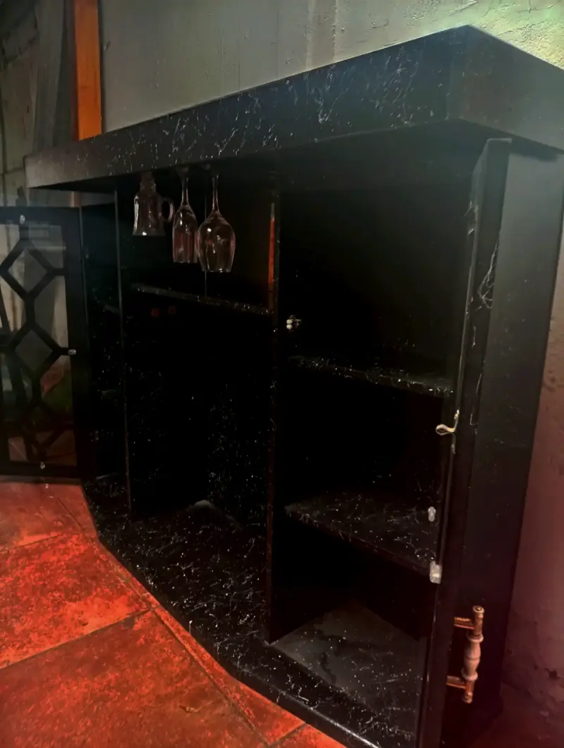 Bar de Madera Negro con Puertas de Vidrio - 2