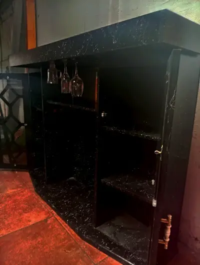 Bar de Madera Negro con Puertas de Vidrio - miniatura 2