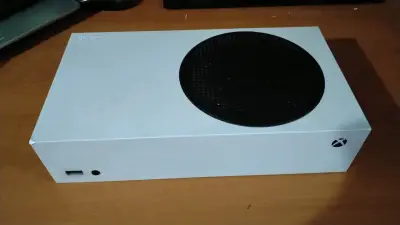 Consola Xbox Series S en buen estado - miniatura 1