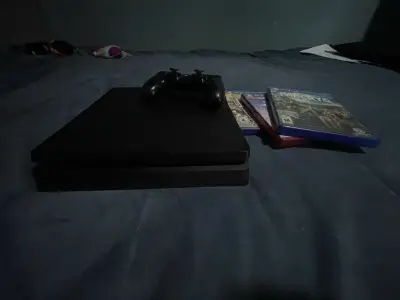 PS4 SLIM 1TB +  juegos + mando - miniatura 2