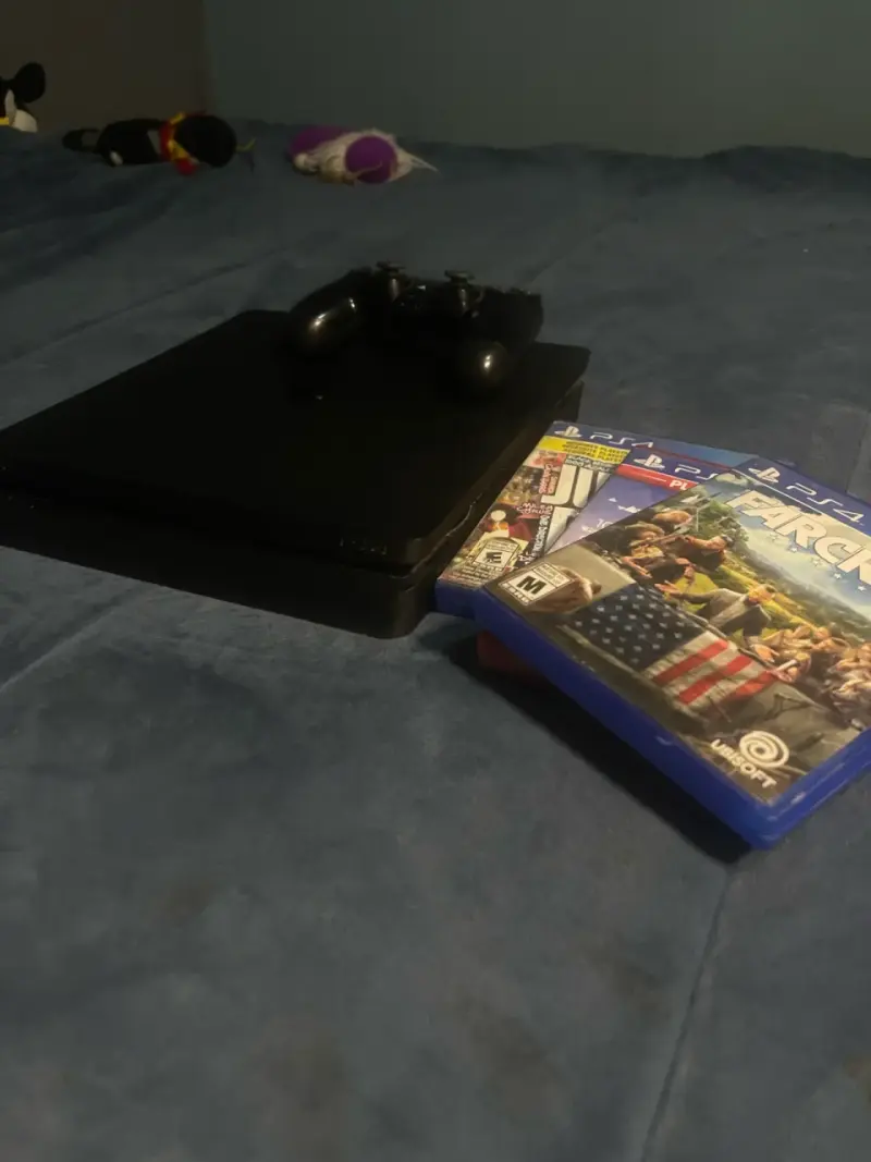 PS4 SLIM 1TB + juegos + mando - 4