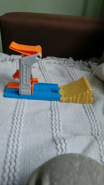 Pista de lanzamiento para autos de juguete - miniatura 4