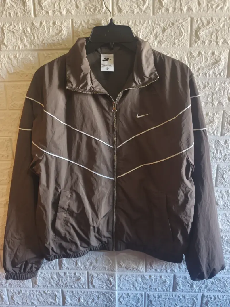 Chaqueta deportiva Nike marrón con líneas blancas - 1