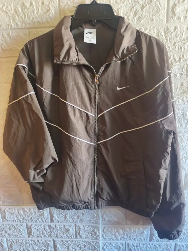Chaqueta deportiva Nike marrón con líneas blancas - 3