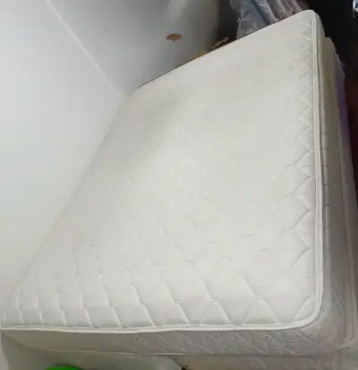 Cama matrimonial con colchón y veladores de madera - miniatura 1