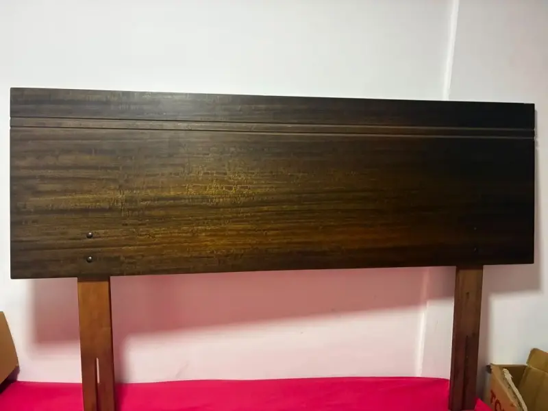 Cama matrimonial con colchón y veladores de madera - 2