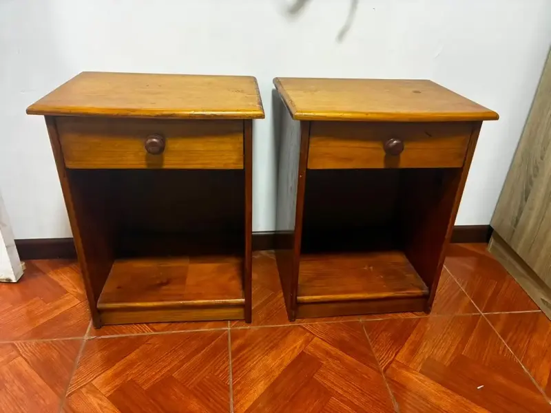 Cama matrimonial con colchón y veladores de madera - 3
